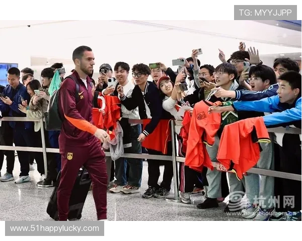 国足鏖战客场逆转劲旅引爆球迷热情全场沸腾再掀冲击浪潮时刻高涨