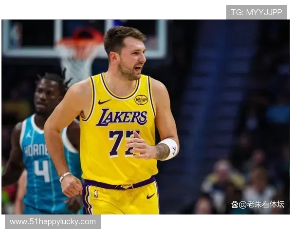 最新NBA战况：詹姆斯领衔湖人全力冲击季后赛 东契奇状态火热独行侠强势反弹